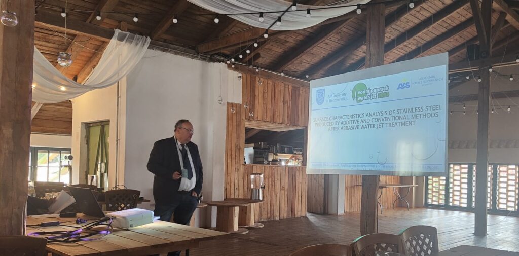 A. Perec prezentuje swoje badania