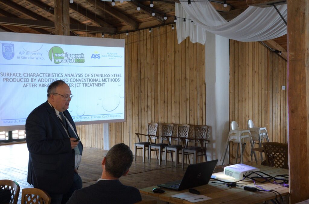 A. Perec prezentuje swoje wyniki badań